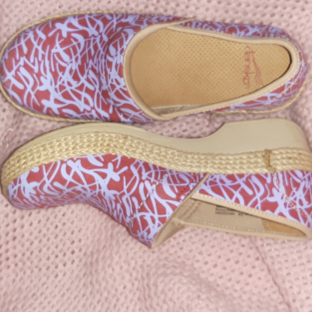 Womens Dansko fabric clogs Size 39 Dark Pink, Blue, and Tan